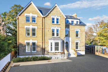 Copers Cope Road, 1 bedroom  Flat for sale, £330,000