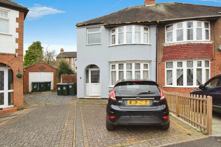 Hollow Crescent, 3 bedroom Semi Detached House for sale, £230,000