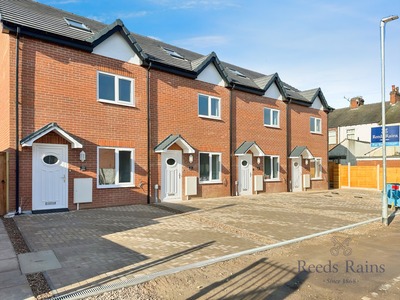 Queen Street, 3 bedroom Mid Terrace House for sale, £219,500