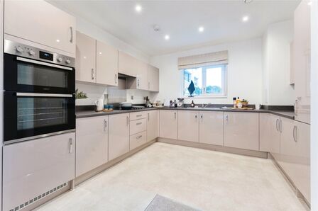 Spinning Wheel Way, 2 bedroom  Flat for sale, £391,875