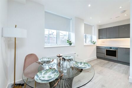 Stafford Road, 2 bedroom  Flat for sale, £355,000