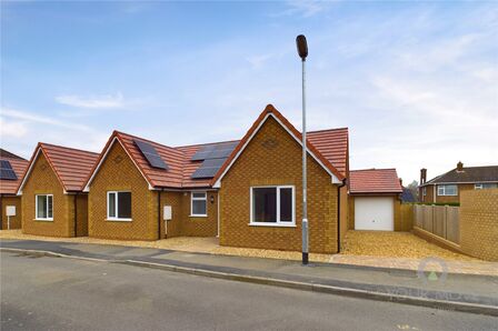 Coulon Close, 2 bedroom Detached Bungalow for sale, £375,000