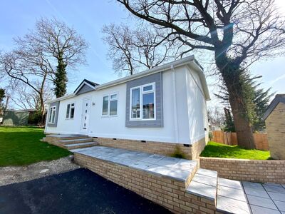 Stonehill Woods Park, 2 bedroom Detached Bungalow for sale, £250,000